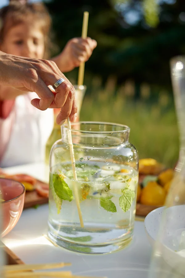 słoik z lemoniadą w miejscu relaksu